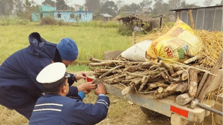 कैलालीमा प्रहरीले थाल्यो गाडामा स्टिकर टाँस्ने अभियान
