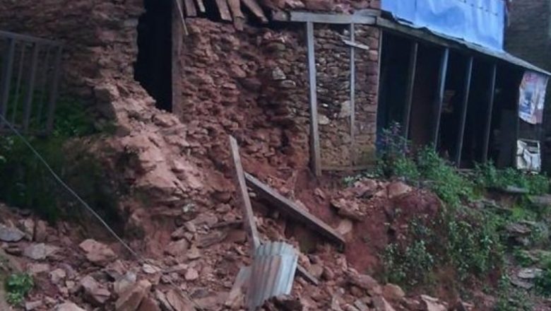 डोटीमा घरको दिवाल भत्किदा २ बाख्रा मरे