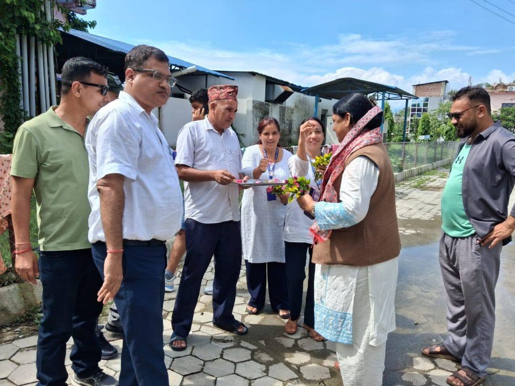 महाकाली प्रादेशिक अस्पतालको नवनिर्मित भवनको अनुगमन गर्दै राज्यमन्त्री मधु देवी भारती, आवश्यक बजेट व्यवस्थापनमा पहल गर्ने प्रतिबद्धता